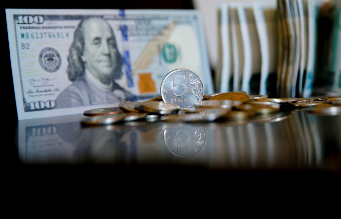 Рубль относительно стабилен к доллару и евро на старте торгов