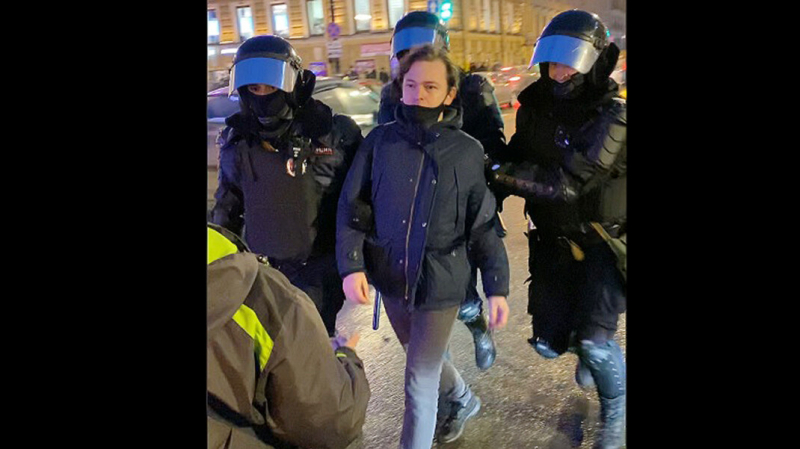 СК отказался заводить дело против силовика, пнувшего петербурженку в живот на акции 23 января