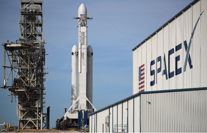 SpaceX выиграла контракт на отправку груза НАСА на Луну в 2023 году