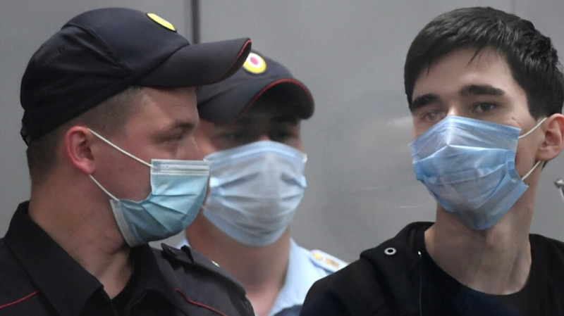 Суд арестовал на два месяца устроившего стрельбу в школе Казани