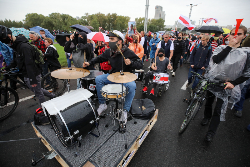 Суд в Минске дал 6 лет колонии барабанщику Алексею Санчуку. Он играл на акциях протеста 