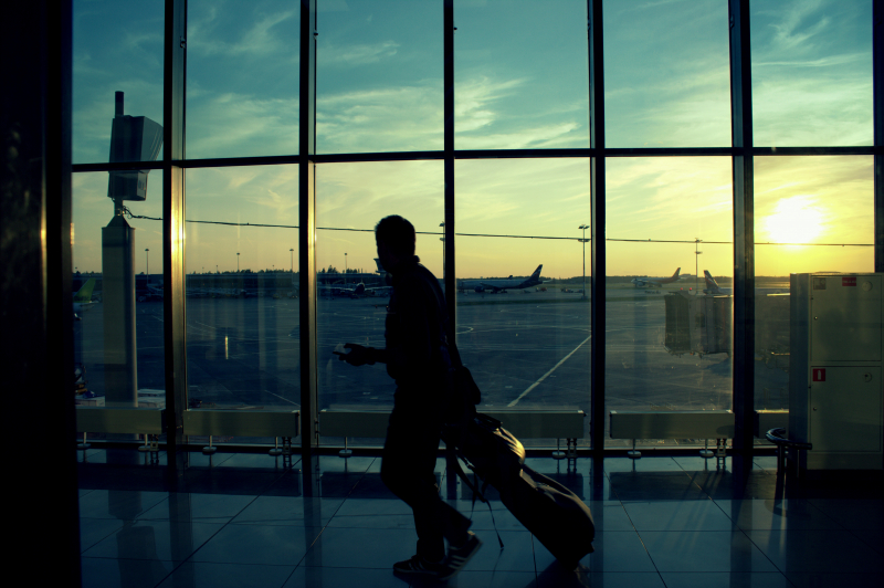 "Тебя посадить могут". Как оппозиционеров, правозащитников и журналистов вынуждают уезжать из России