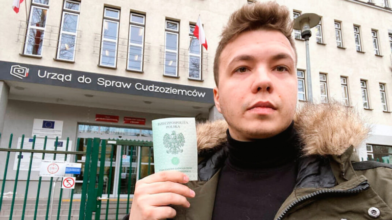 В Белоруссии задержали основателя оппозиционного Telegram-канала. Он был на экстренно севшем там самолёте