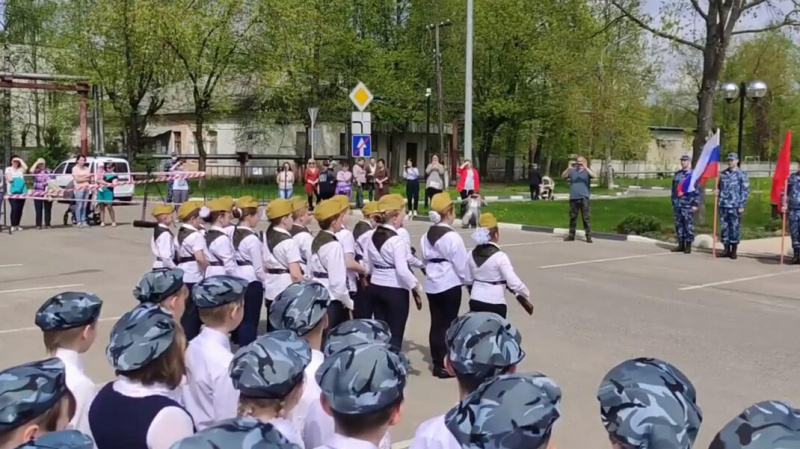 В подмосковной школе устроили парад: третьеклассники с автоматами скандировали «Мы — русские!»