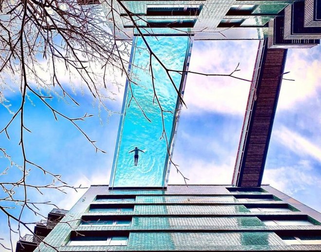 В жилом небоскребе Лондона появился гигантский водяной мост 