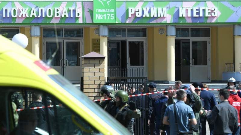 Вахтёрша казанской гимназии успела нажать тревожную кнопку благодаря задержавшему стрелка на входе сотруднику
