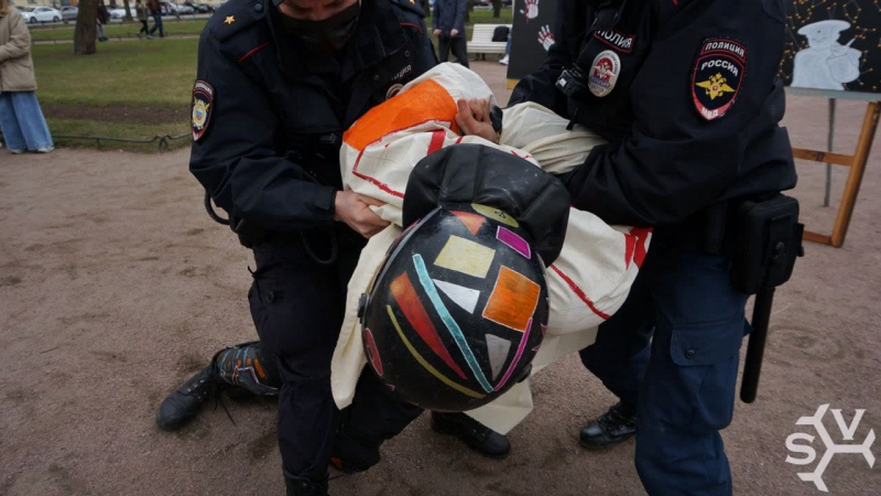 В Петербурге полиция сорвала уличную выставку о репрессиях и задержала ее устроителей