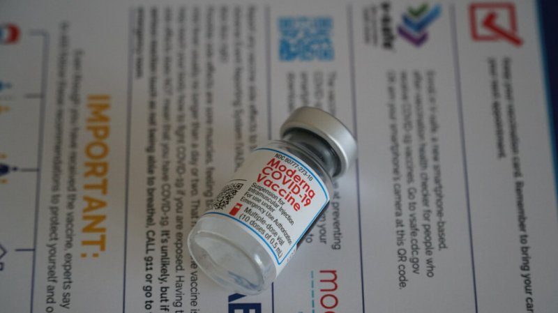 Всемирный конгресс признал Moderna лучшей вакциной. Создатель «Спутника V» назвал это решение «политическим»