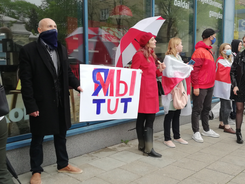 Задержанных сотрудников TUT.BY перевели в СИЗО. За солидарность с ними минчанке дали 15 суток