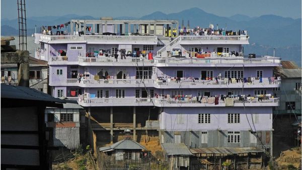 В Индии умер глава самой большой семьи в мире. У него было 38 жен и 89 детей