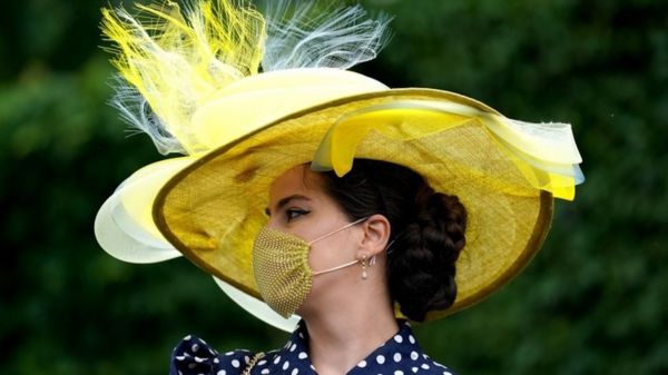 Фото: на скачках в Аскоте к модным шляпам добавили модные маски