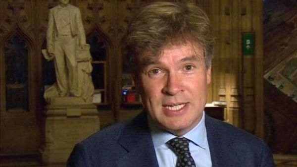 "Позорная травля". Борис Джонсон возмущен преследованием журналиста Би-би-си демонстрантами, недовольными локдауном