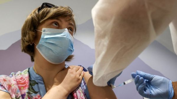 "По-другому не прорвемся". Как бизнес в Москве готовится к обязательной вакцинации