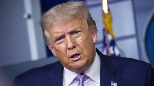 "Фейк о коронавирусе". Facebook впервые удалил пост Дональда Трампа, Twitter заблокировал его штаб