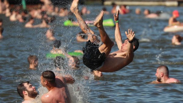 Фото: московские пляжи переполнены из-за жары несмотря на эпидемию Covid-19