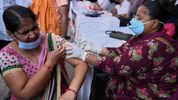 Индия снимает ограничения и готовится к третьей волне Covid-19