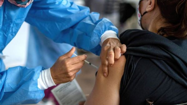 Аргентинцам не хватает второй дозы “Спутника V”. Ее думают заменить на AstraZeneca или CanSino