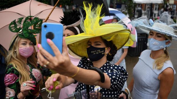 Фото: на скачках в Аскоте к модным шляпам добавили модные маски
