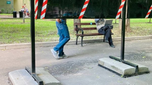 "Лавка заразной не станет". Как в парках Москвы соблюдают новые ковидные ограничения