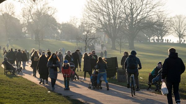 Коронавирус: можно ли заразиться на улице и где самый большой риск?