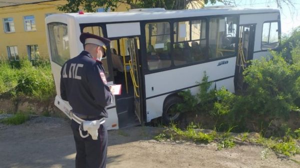 Автобус врезался в остановку в Свердловской области, погибли шесть человек