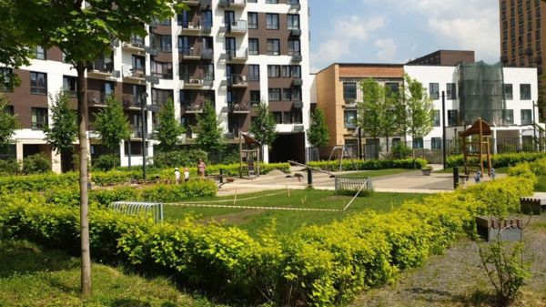 "Лавка заразной не станет". Как в парках Москвы соблюдают новые ковидные ограничения