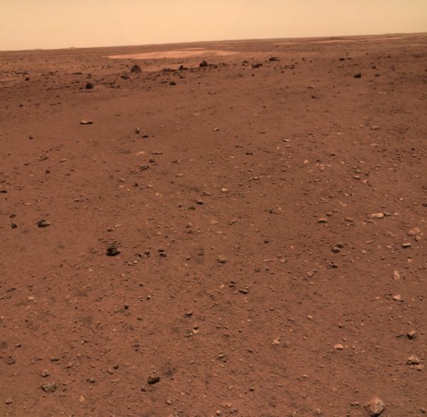 Китайский марсоход "Чжужун" делает селфи на Красной планете