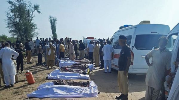 Два пассажирских поезда столкнулись в Пакистане, десятки жертв