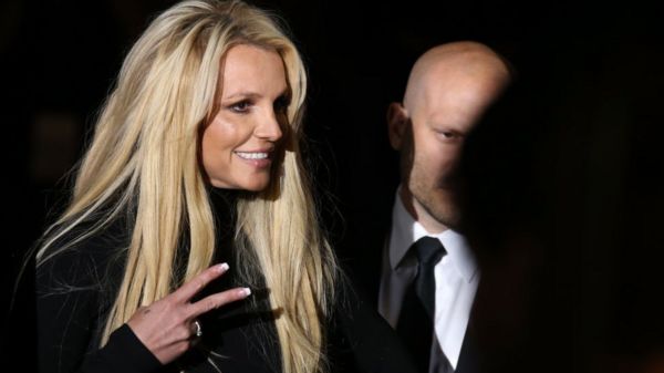 "Свободу Бритни Спирс". Почему в соцсетях началась кампания по спасению певицы