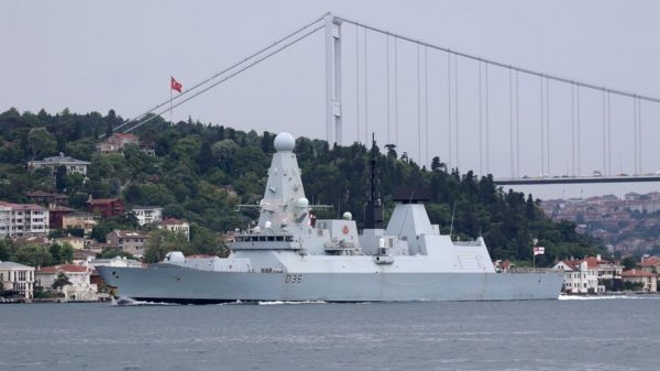 Российские военные открыли предупредительный огонь по курсу британского эсминца