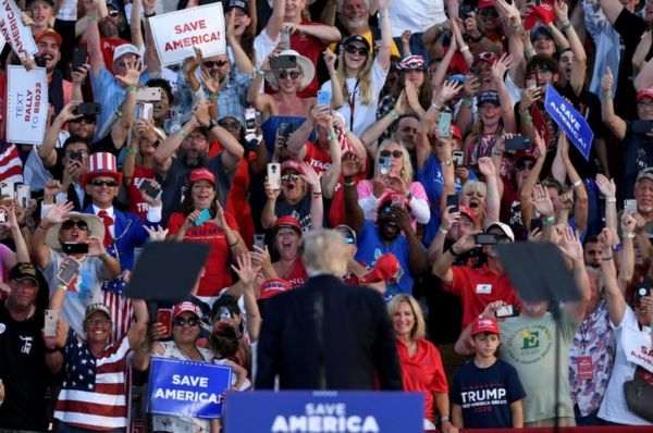 "Мы вернем себе Америку". Трамп провел первый митинг после ухода с поста президента США