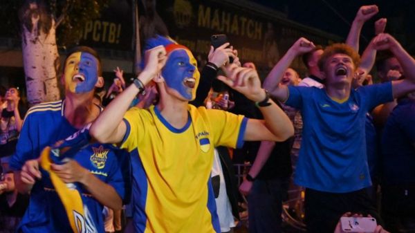 Триумф Англии и Украины на Евро-2020. Как болельщики переживали и праздновали в Киеве и Лондоне – фотографии