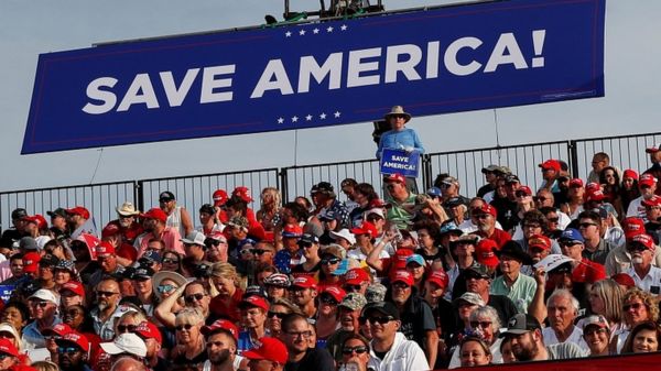 "Мы вернем себе Америку". Трамп провел первый митинг после ухода с поста президента США