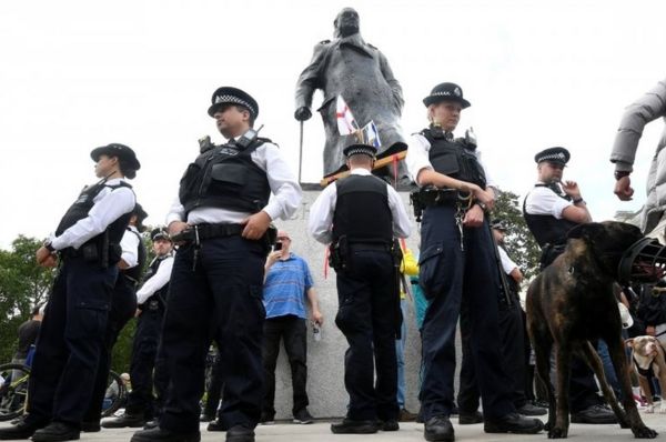 "Эти чувства игнорировать нельзя". В Лондоне снесут памятники работорговцам