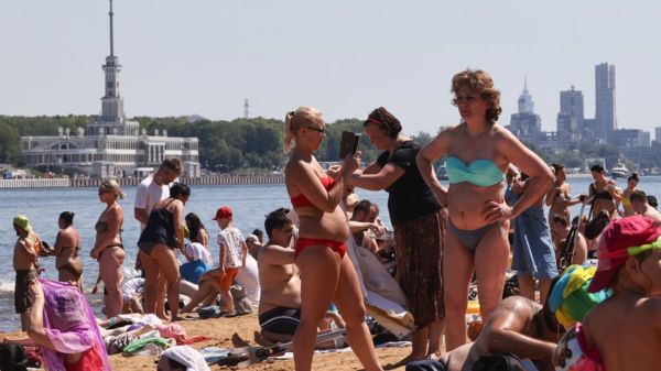 Фото: московские пляжи переполнены из-за жары несмотря на эпидемию Covid-19