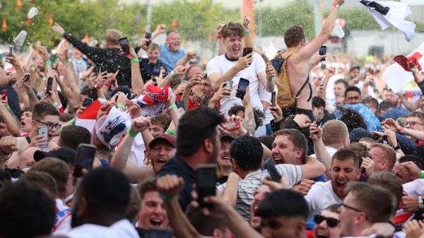 Триумф Англии и Украины на Евро-2020. Как болельщики переживали и праздновали в Киеве и Лондоне – фотографии