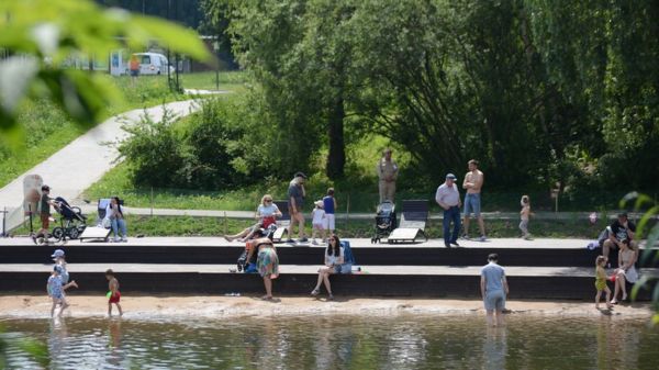 "Лавка заразной не станет". Как в парках Москвы соблюдают новые ковидные ограничения
