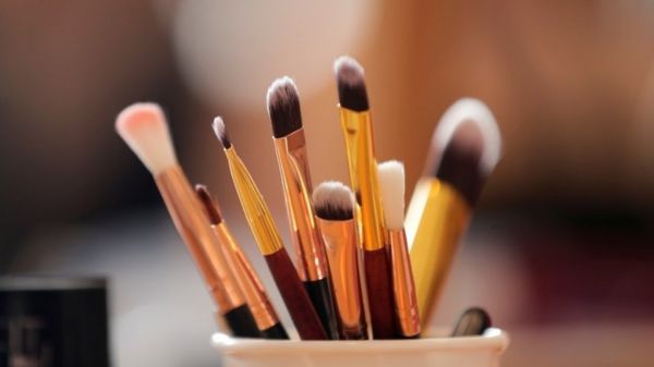 "Вечные химикаты". Эксперты в США обнаружили опасные вещества в косметике ведущих брендов