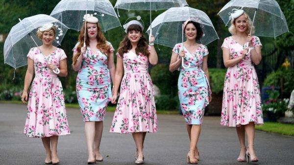 Фото: на скачках в Аскоте к модным шляпам добавили модные маски