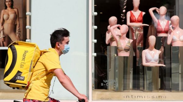 "Иностранцы тоже болеют и распространяют вирус". Как в России прививают трудовых мигрантов