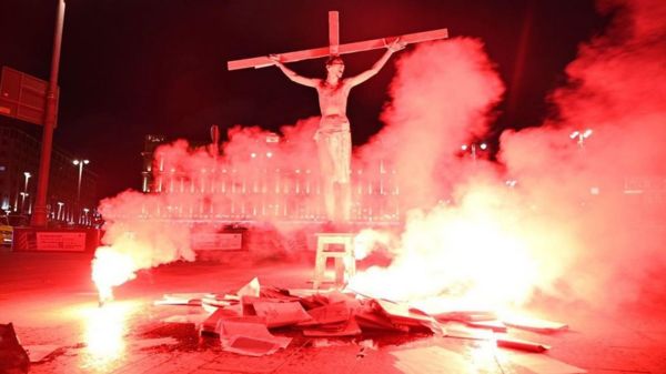 На Лубянке активиста "подожгли" на кресте в образе Христа