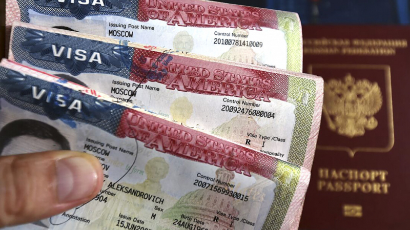 Американский посол объявил о прекращении выдачи виз в России из-за санкций