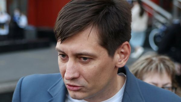 Оппозиционный политик Дмитрий Гудков покинул Россию и надеется добраться до Болгарии