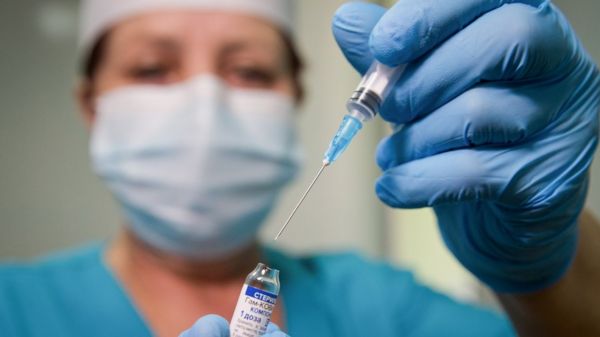 В Москве ввели обязательную вакцинацию от коронавируса. Для кого и как это будет работать?