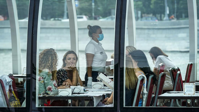 «Бесковидные зоны»: более ста кафе и ресторанов Москвы начали обслуживать только привитых клиентов