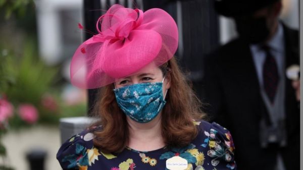 Фото: на скачках в Аскоте к модным шляпам добавили модные маски