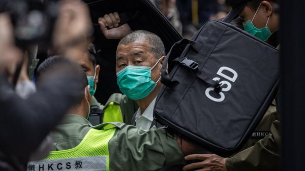 Гонконг: 500 полицейских обыскали офис либеральной газеты Apple Daily