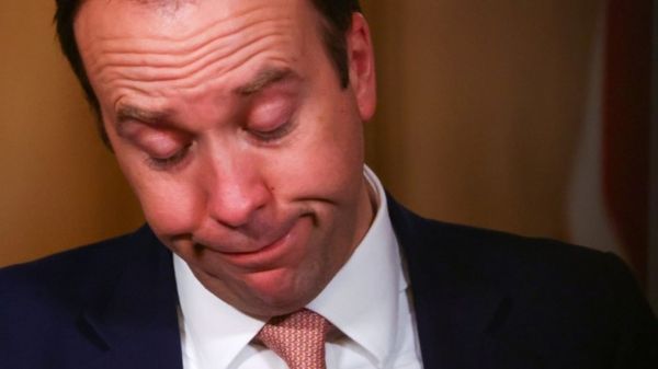 Британский министр здравоохранения ушел в отставку. Он целовался с коллегой - но это не единственная его проблема