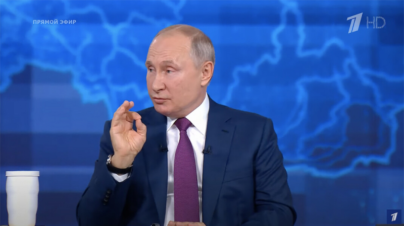 «Черненькие» из Африки, налог на голову и «Колобок». Какими высказываниями запомнится прямая линия Путина