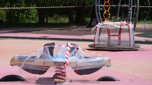 "Лавка заразной не станет". Как в парках Москвы соблюдают новые ковидные ограничения